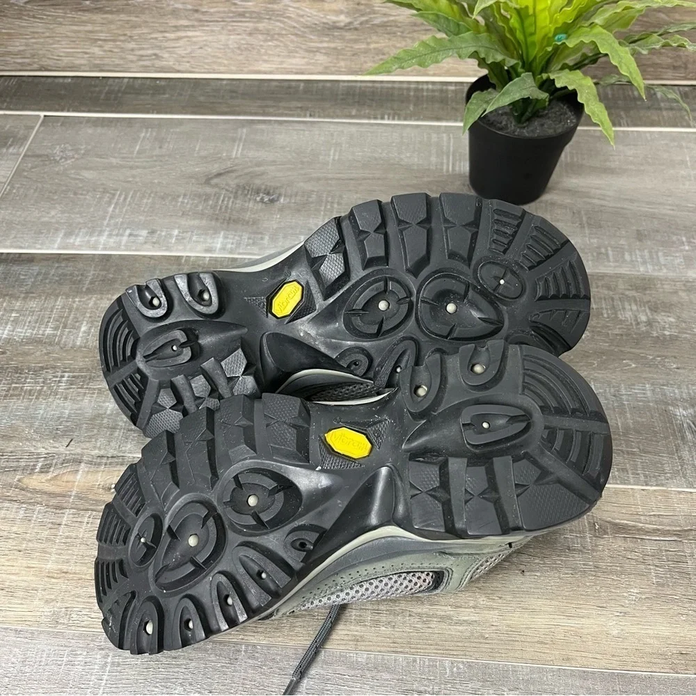 Vasque Olive Leather Nylon Low Top Hiking Shoe. Size 7